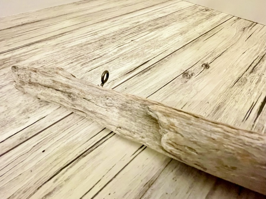 流木にヒートンを取り付ける