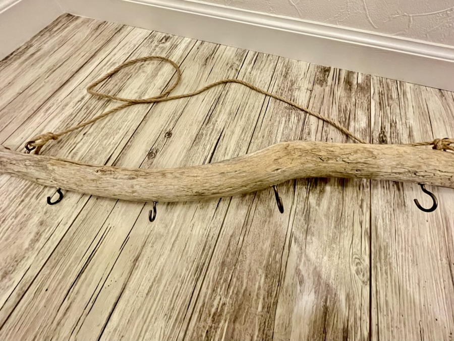 流木の下端によーとを取り付ける