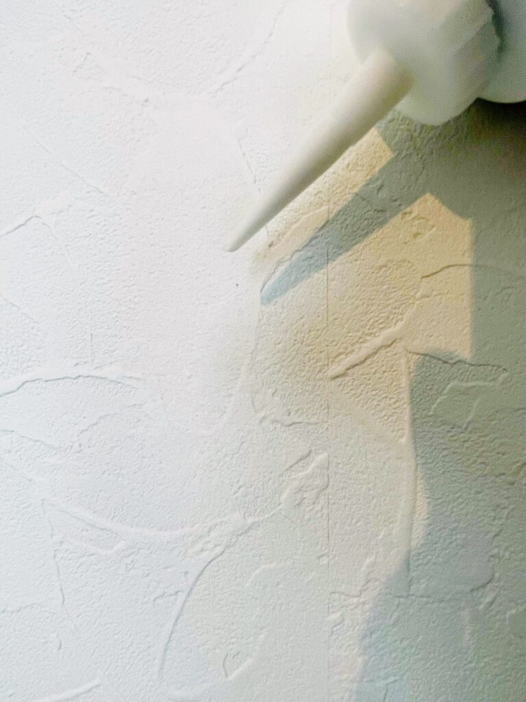 小さな針穴にコークを充填する