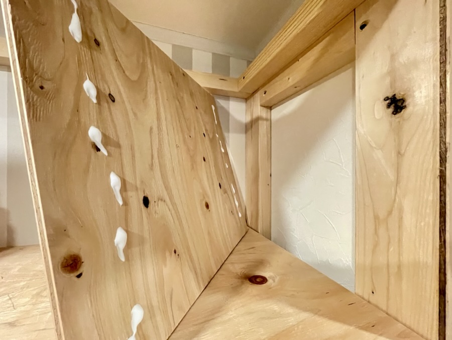 板材に木工ボンドをつける