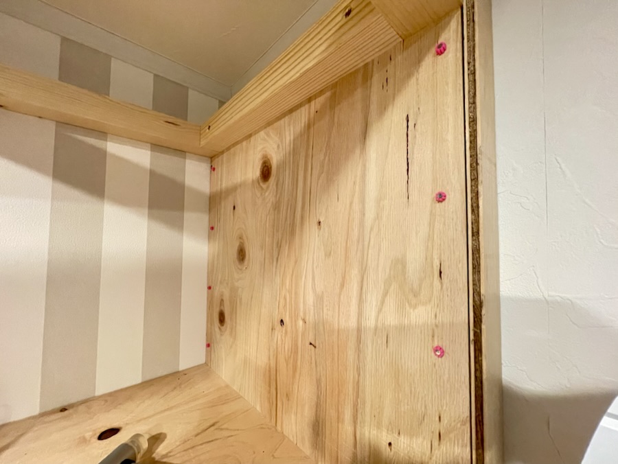 板材を隠し釘&木工ボンドで張り付ける