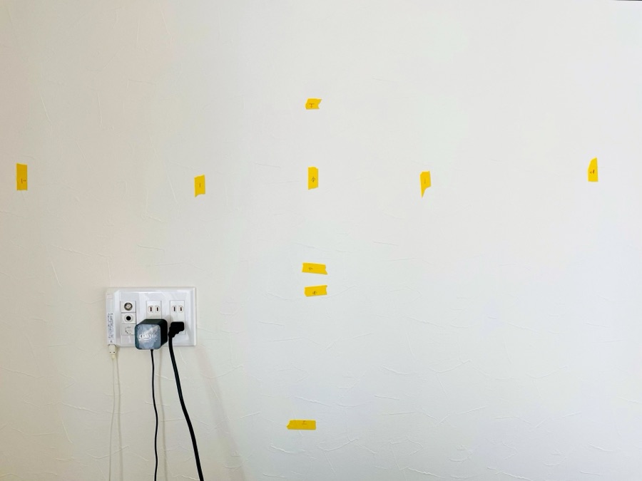 壁にマスキングテープを貼って位置出し