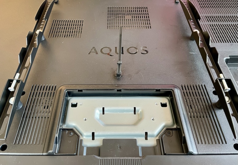 テレビに専用金具を取り付ける