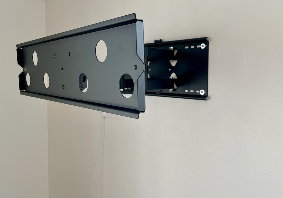 専用金具で壁掛けテレビにする方法を紹介