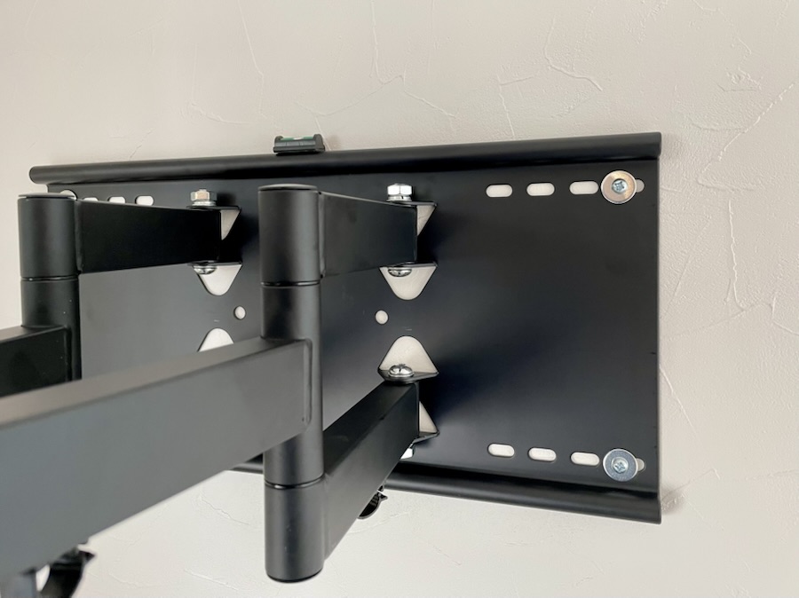 壁内の下地材にしっかりビスで固定する