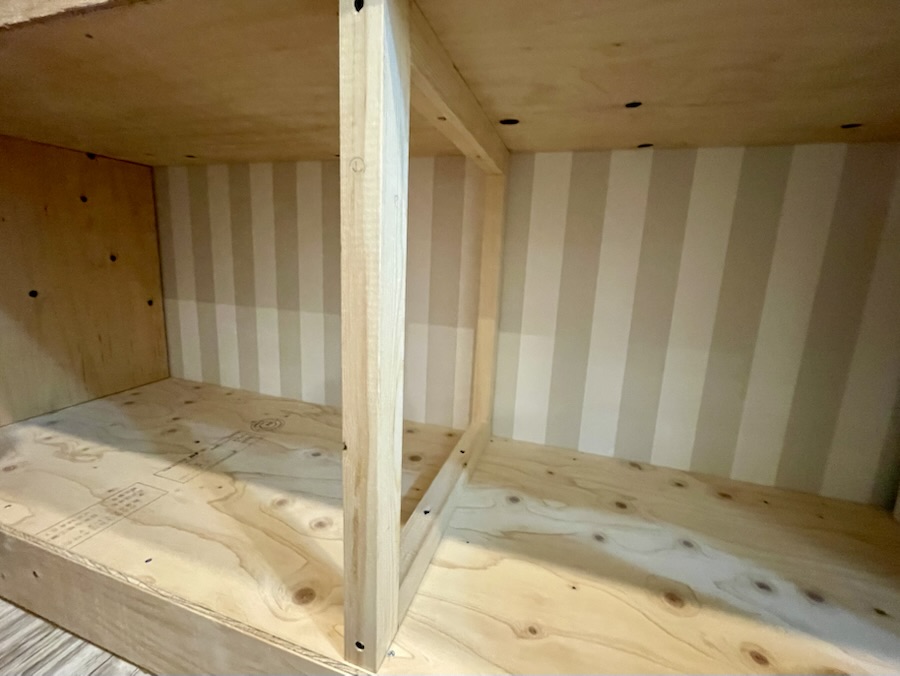 仕切り壁の枠を取り付ける