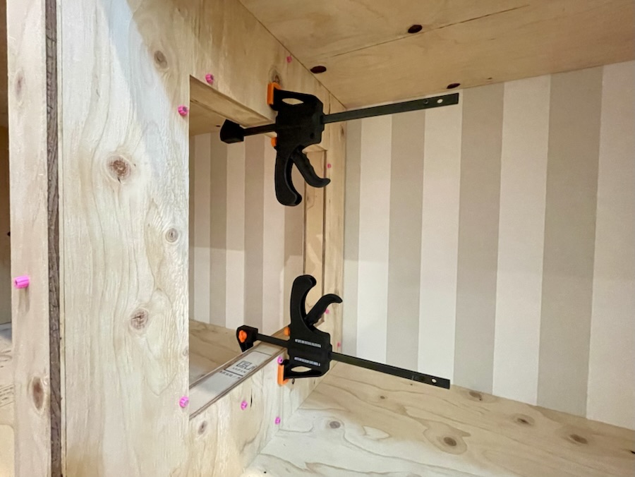 仕切り壁の側面に板材を張る