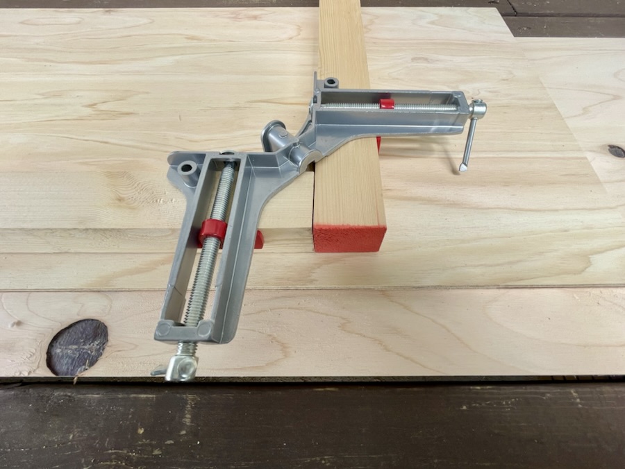 コーナークランプで固定して骨組みを作る