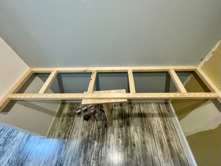 骨組みを壁面に設置する