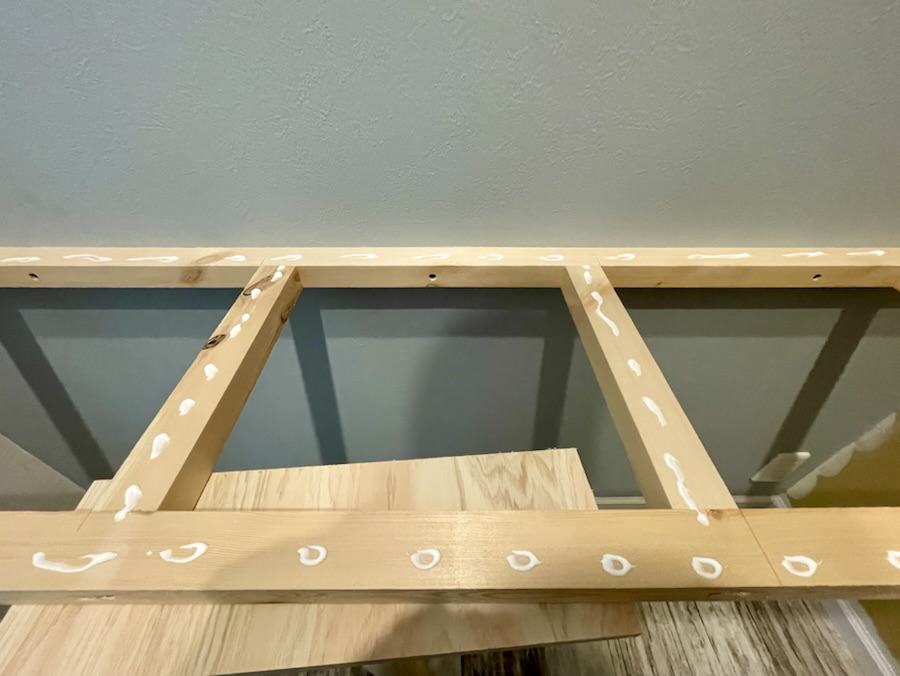 天板を張る前に木工ボンドを付ける