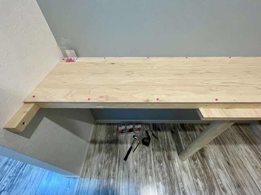 天板は隠し釘を使って張る