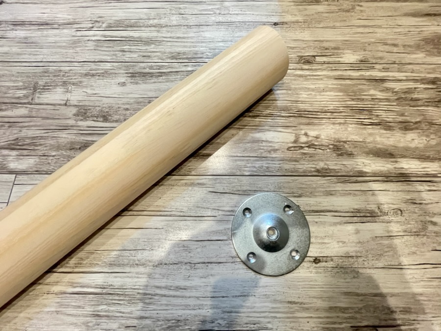 たわみ防止のため脚を取り付けて補強する