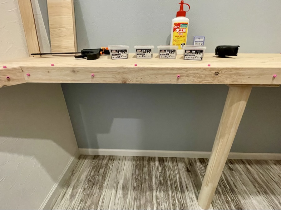 底板や幕板などを張っていく