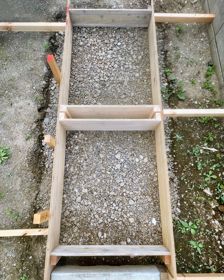 コンクリートを流し込む枠の設置