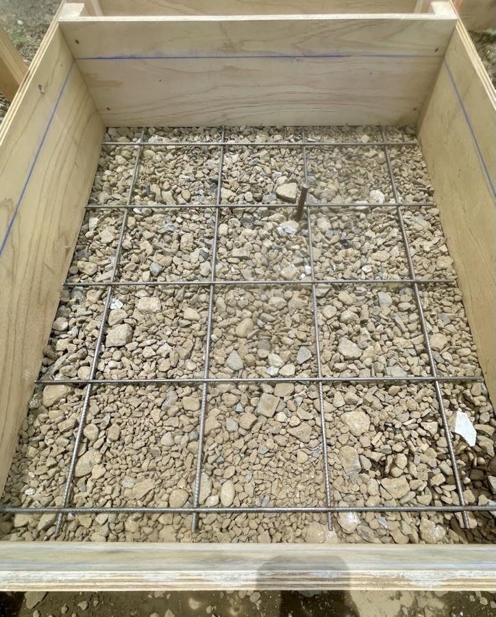 仕上げレベルの墨出しとワイヤーメッシュ敷き