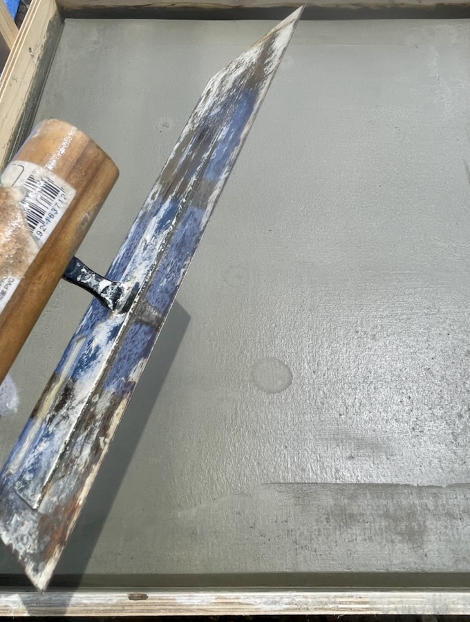 鏝でコンクリートの表面を均します。