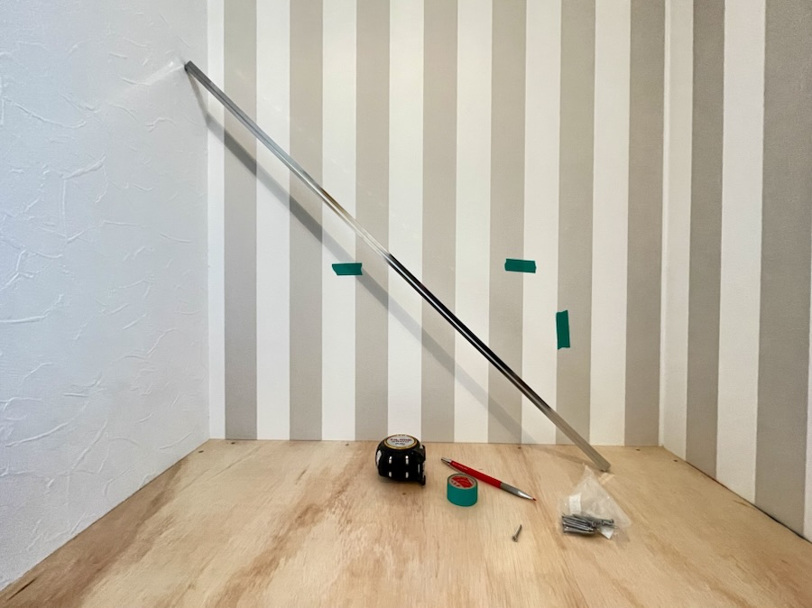 マスキングテープを貼って位置を印する