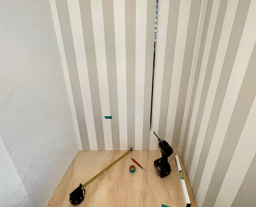 棚柱の位置出しと取り付け