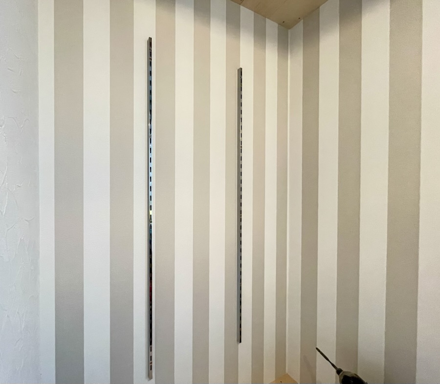 壁に棚柱を取り付ける