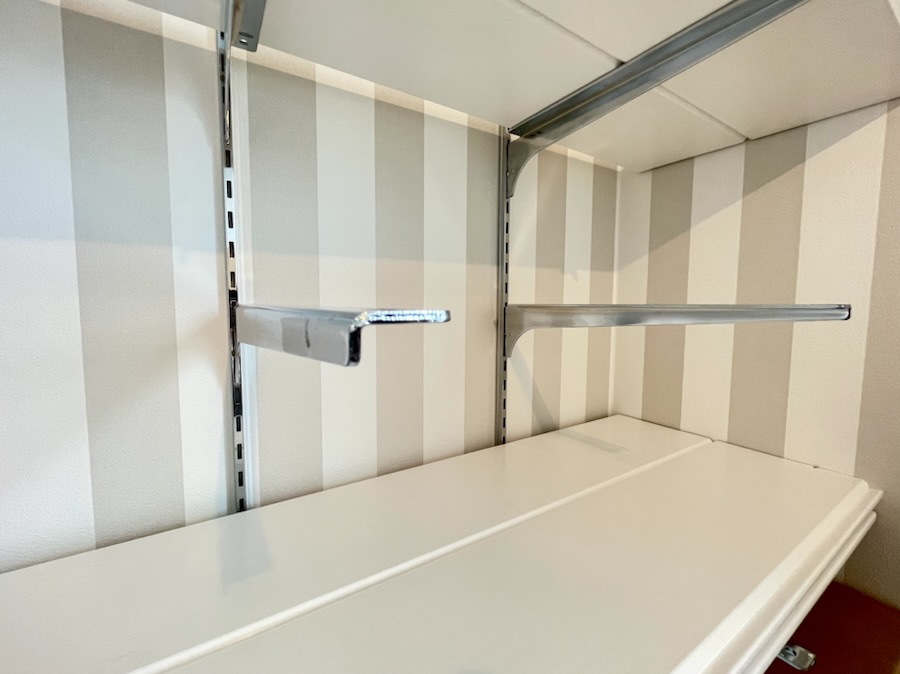 壁面収納DIYで可動棚を設置する