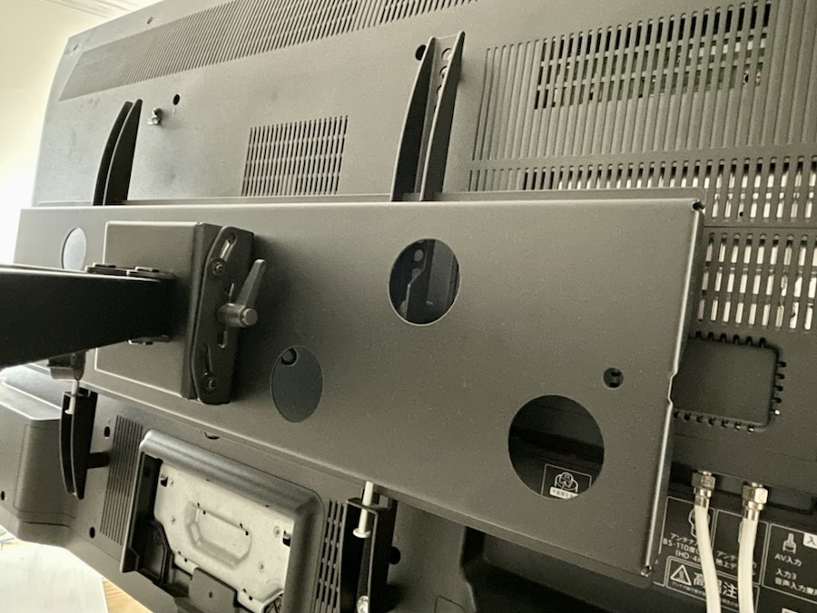 壁掛け金具にテレビをセットする