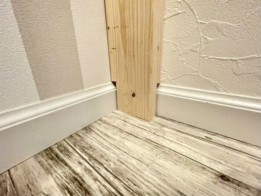 巾木が当たるので柱に切り欠き加工する