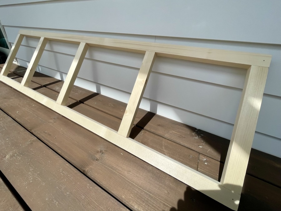 棚の骨組み(パネル)を組み立てる