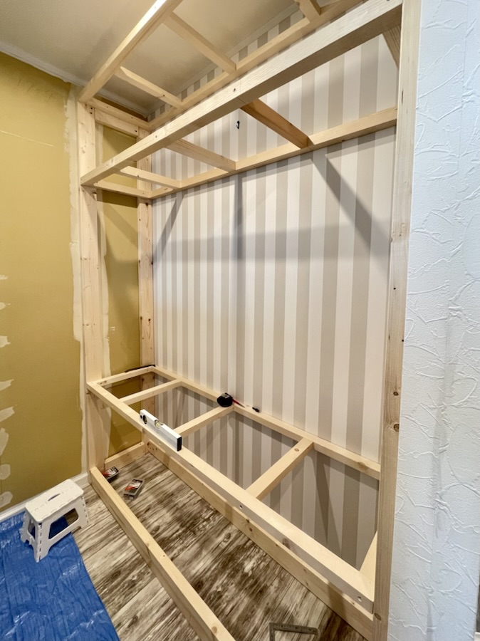 棚の骨組みを差し込んで固定する