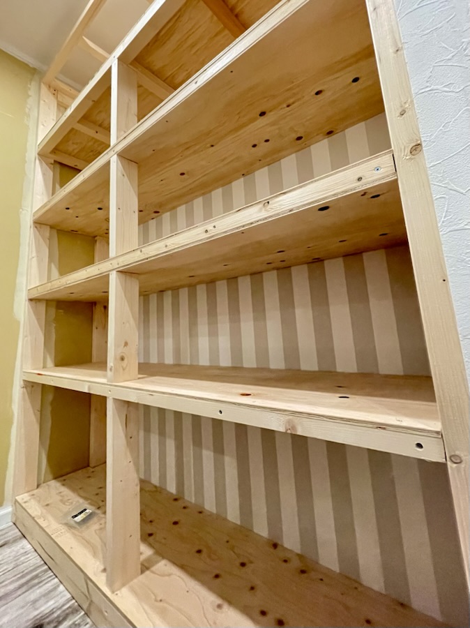 棚の天板と底板に板材を張っていく