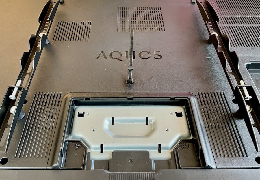 テレビ背面にブラケットを取り付ける