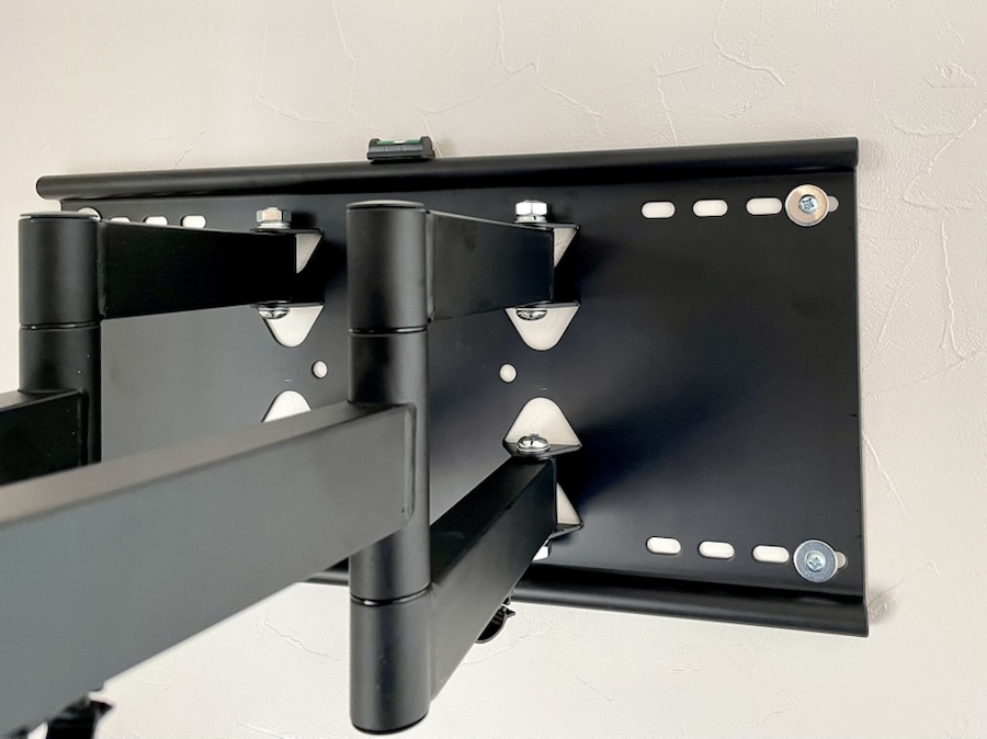 間柱にビスをしっかり打ち込む