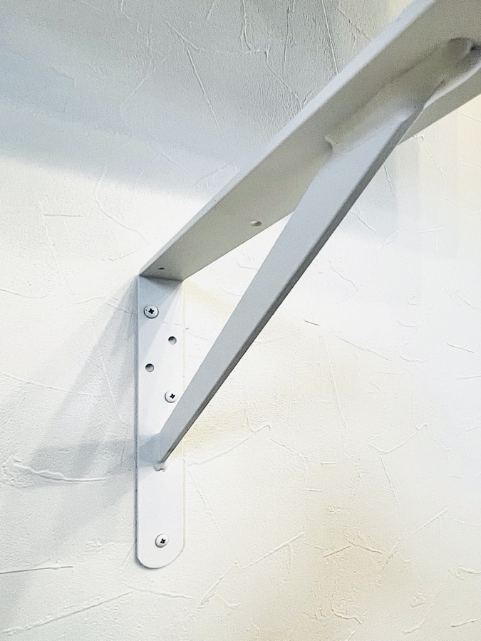 カウンターブラケットの垂直を確認してビス固定する