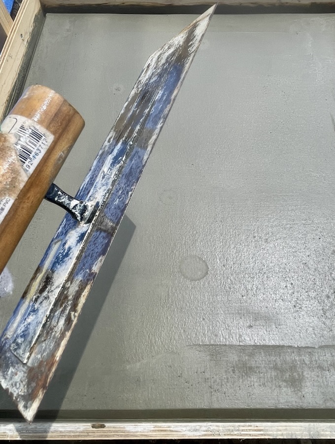 土間コンクリートの表面を鏝で押さえる