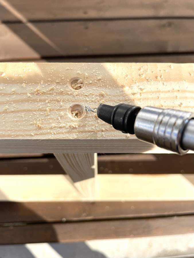 下穴をあけるとビス打ちが簡単に!