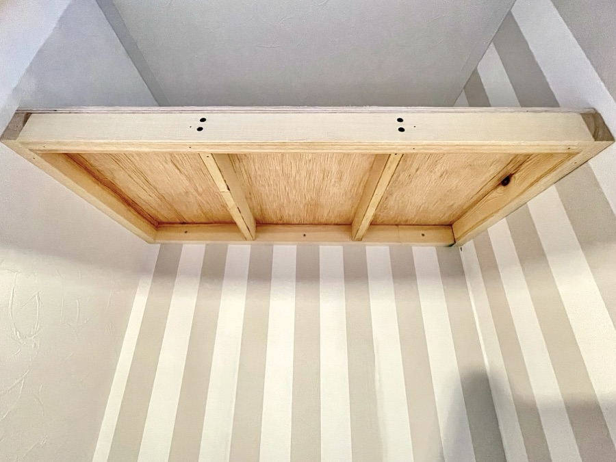 固定棚の天板を張る