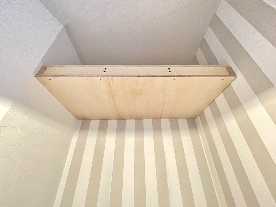 固定棚の底板を張る