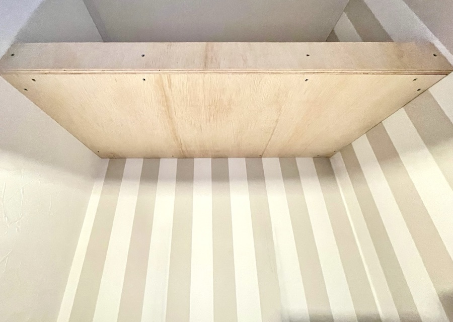 固定棚の幕板を張る