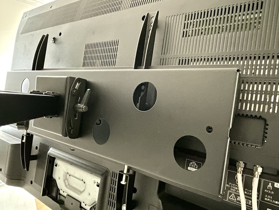 専用金具にテレビを固定する