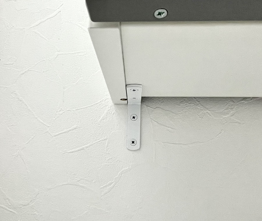 落下防止のためにL型アングルを取り付ける