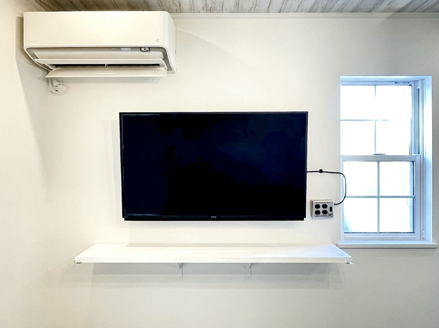 壁掛けテレビとフロートテレビ台