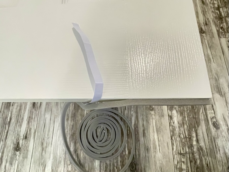 剥離紙を剥がし貼り付けます。