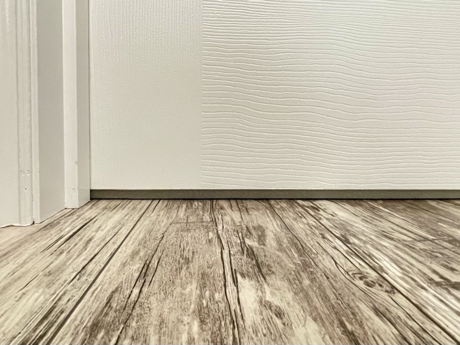 すきまテープを貼ることでドア下の隙間がありません。