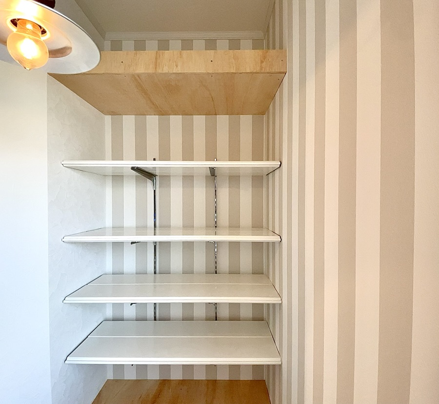 シューズクロークに可動棚を設置