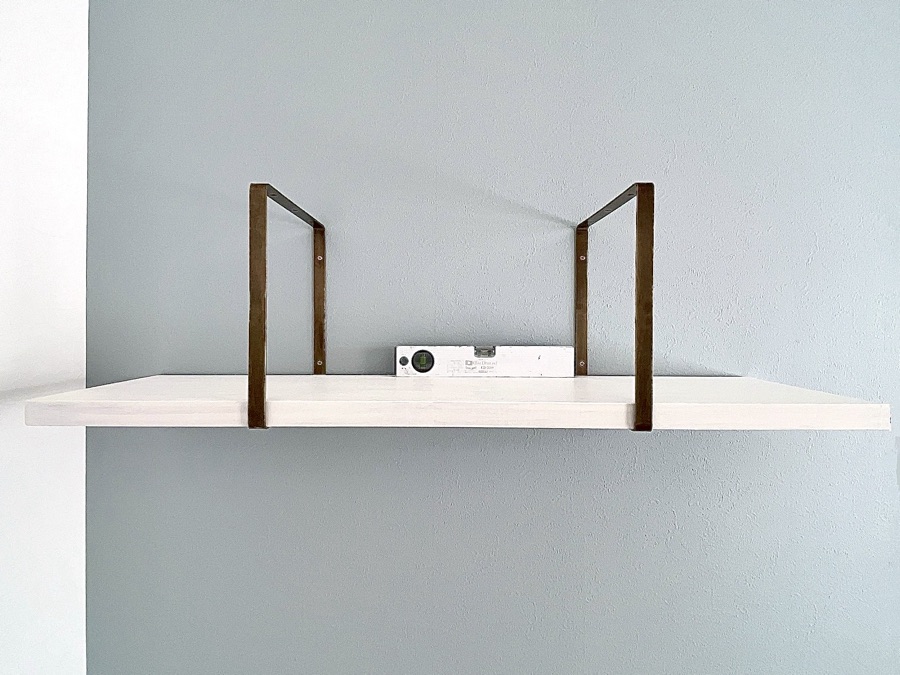 ブラケットに棚板をのせて水平を確認する